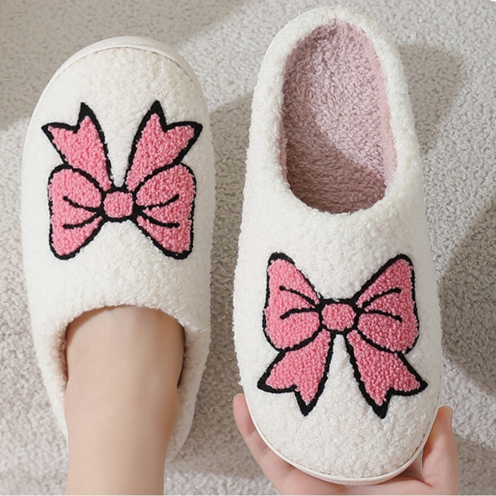 Women's Fuzzy White Pink Black Bow Slippers Memory Foam Plush Fluffy 7.5-8 NEW
